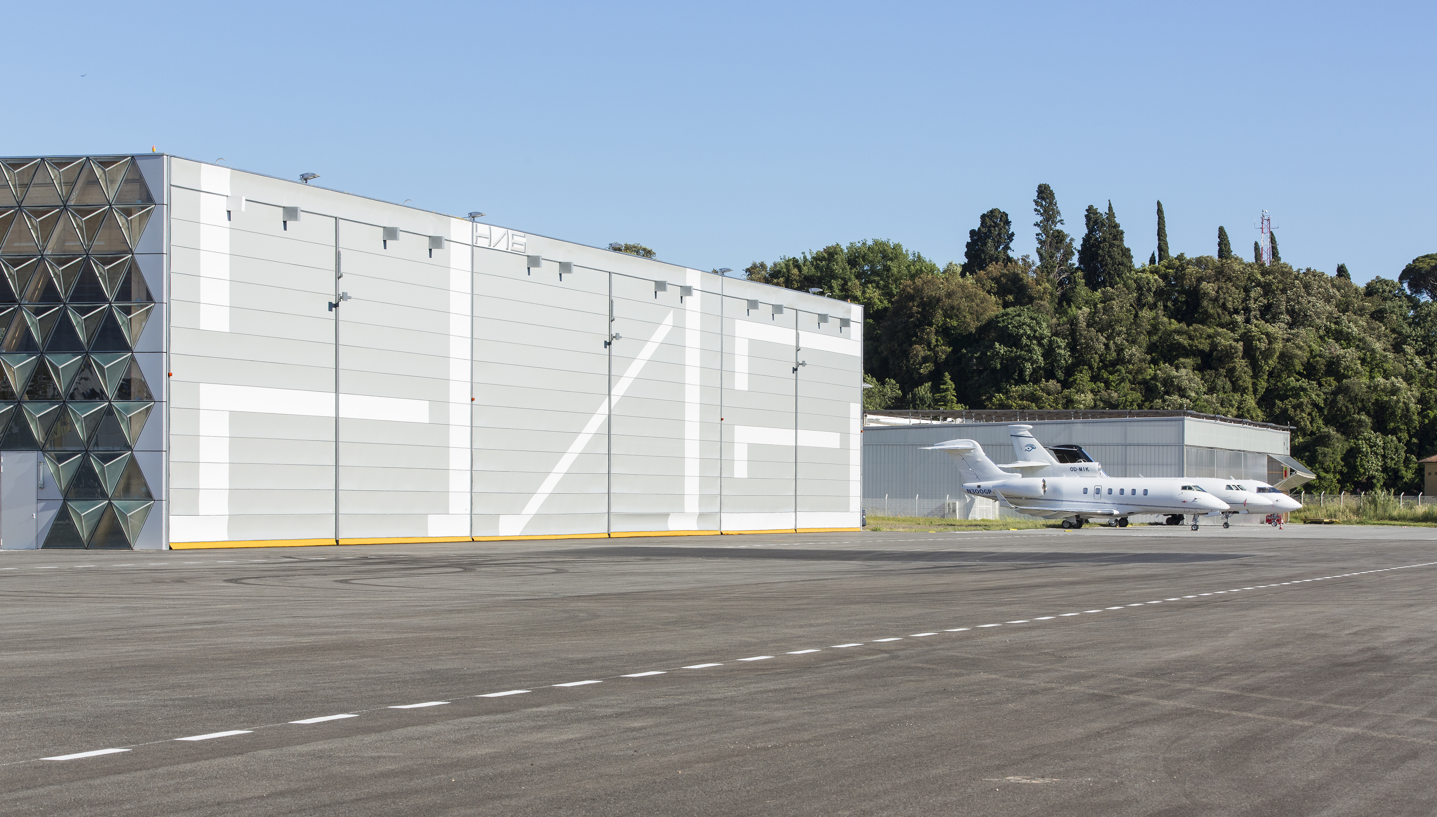 Cannes Airport hangaariovet Champion Door