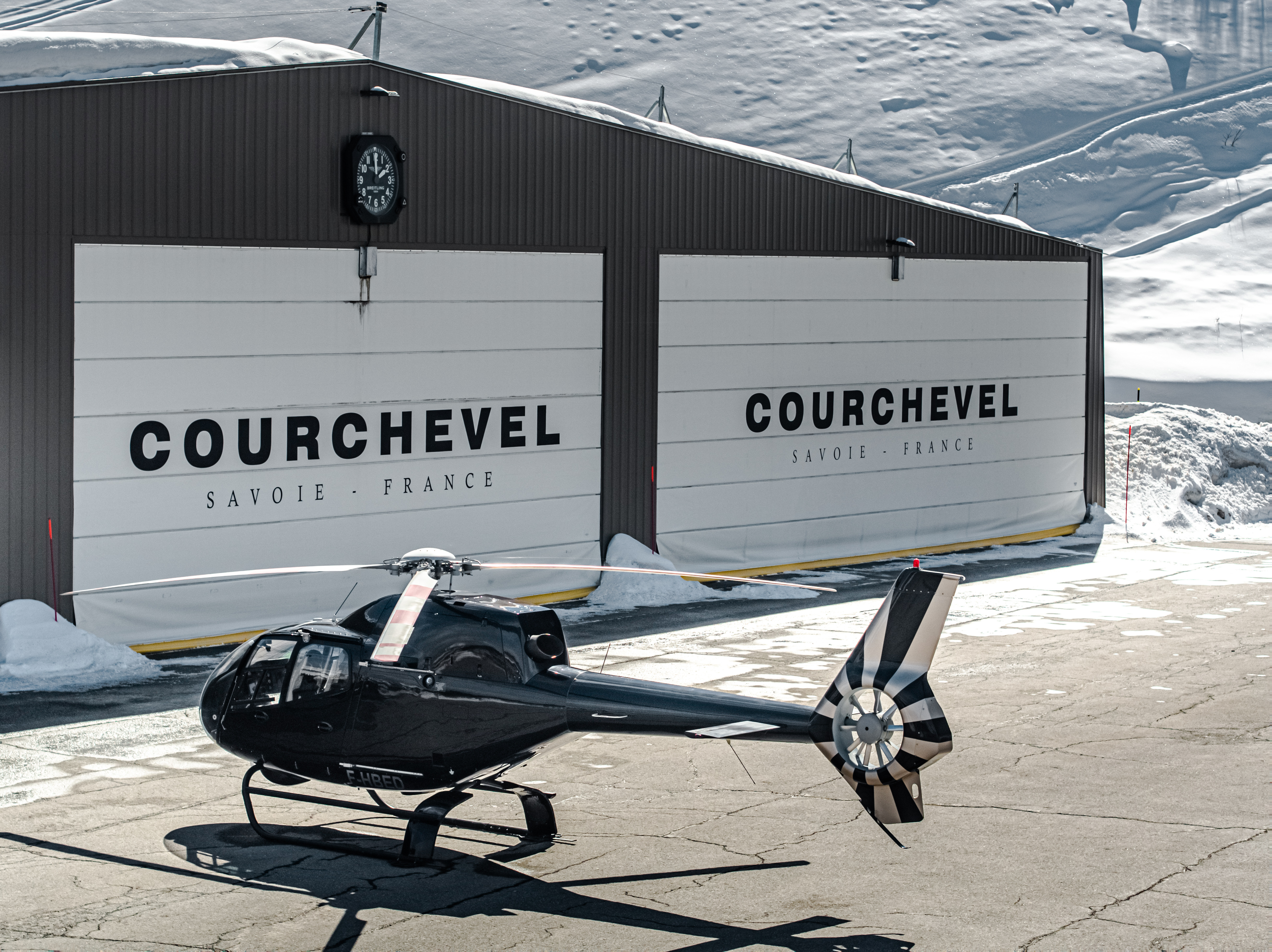 Courchevel helikopterihangaarin ovi Champion Door