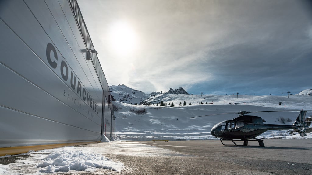 Helikopterihangaarin ovet Courchevel Airport  