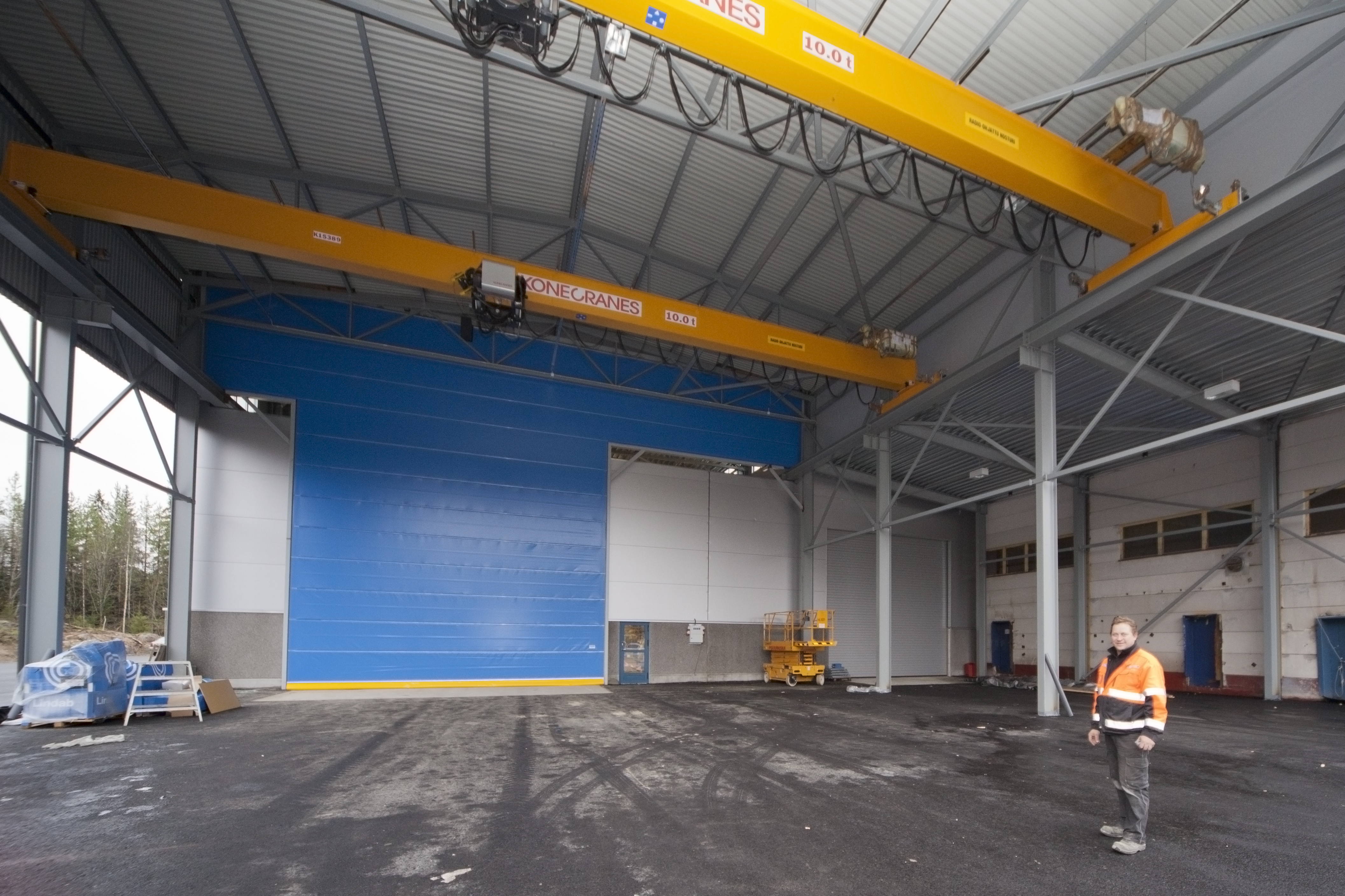 T-shape fabric crane door